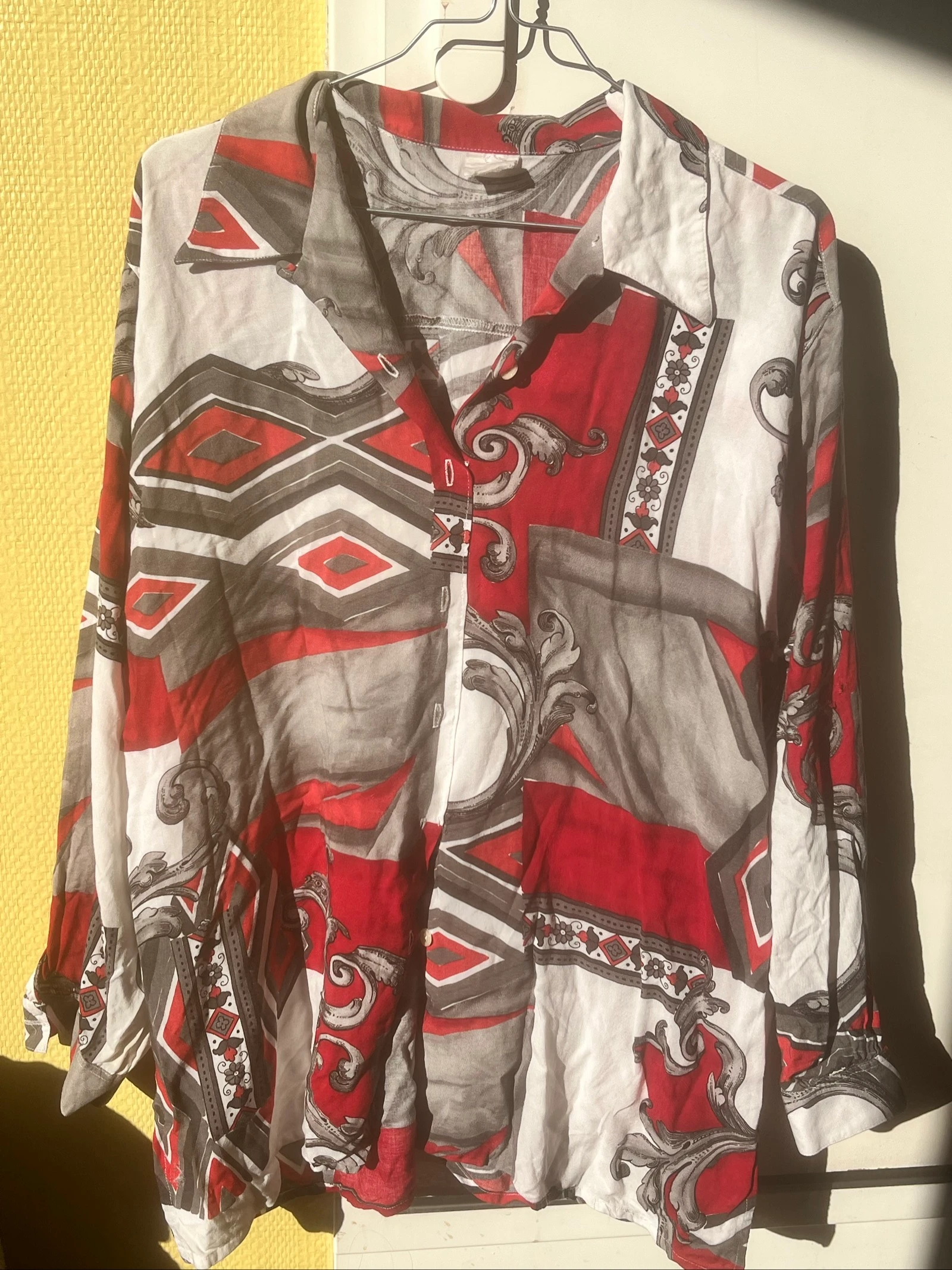 Chemise fluide imprimée rouge, blanc et gris – style vintage chic